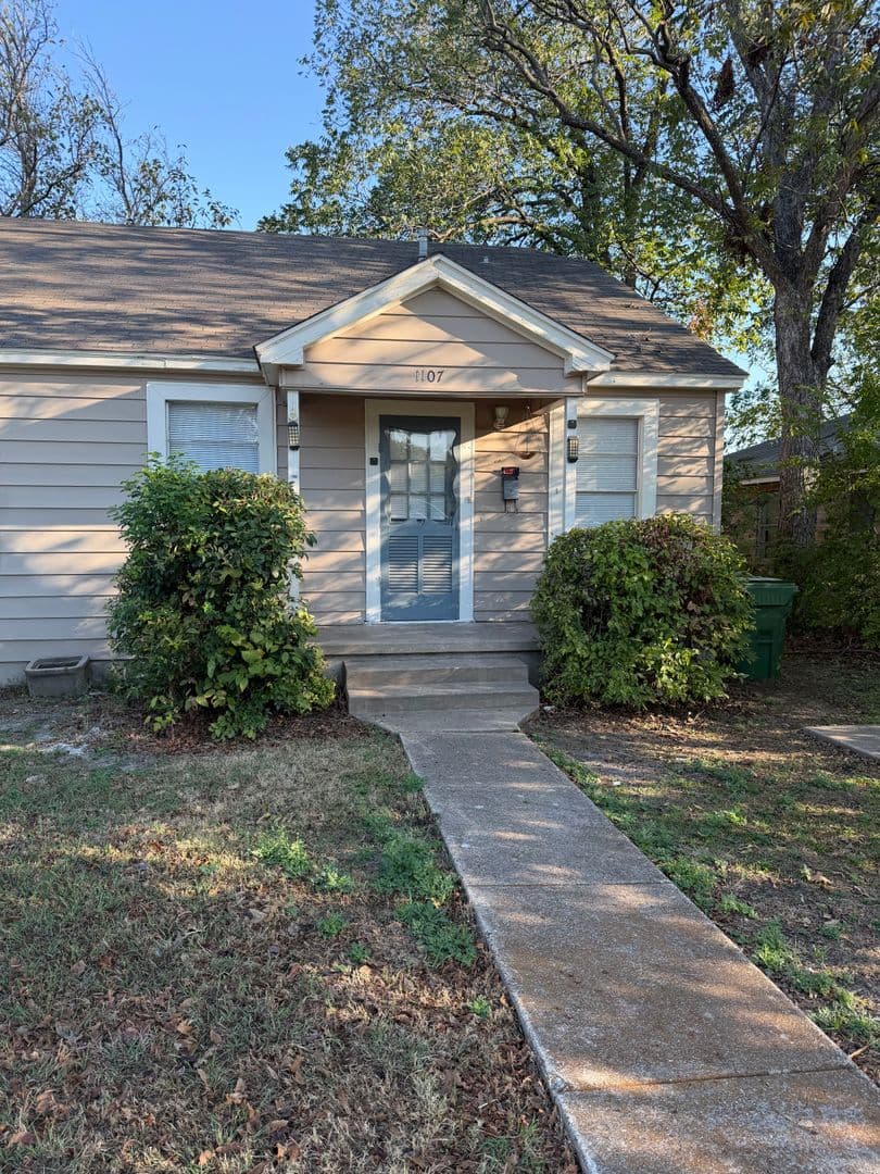 Garlan House: 1107 Clinton