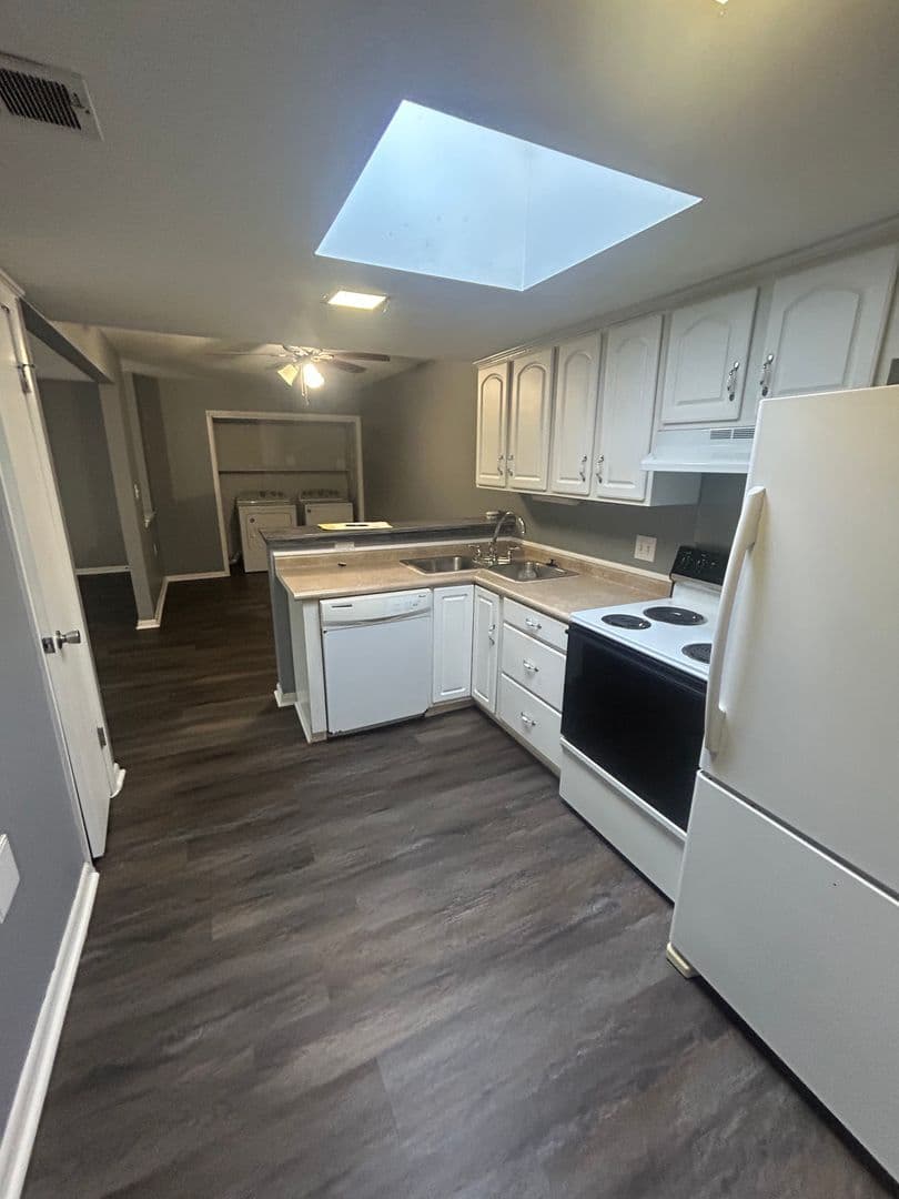 Greenville House: 3706 E. North Street Unit J4