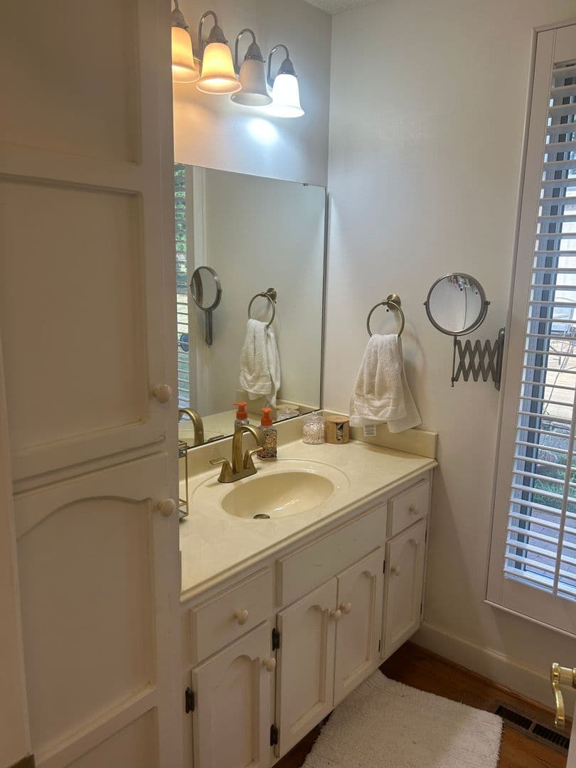 Greenville House: 19 E. Circle Ave