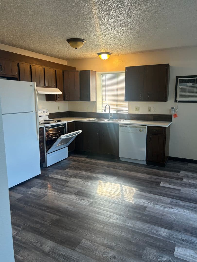 East Wenatchee Apartment: 933 N Baker Ave