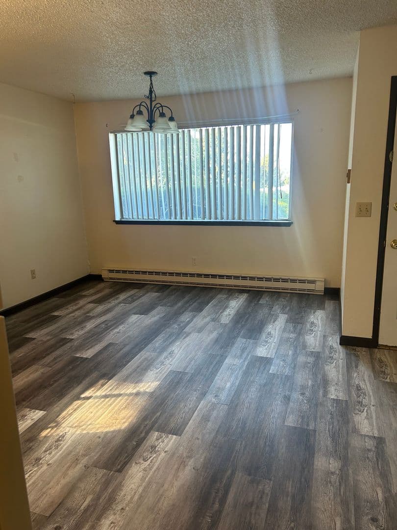 East Wenatchee Apartment: 933 N Baker Ave