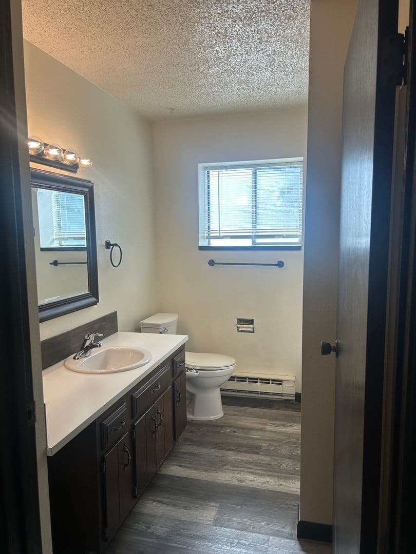 East Wenatchee Apartment: 933 N Baker Ave