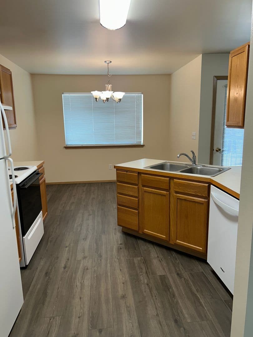 East Wenatchee Apartment: 597 Eastmont Ave