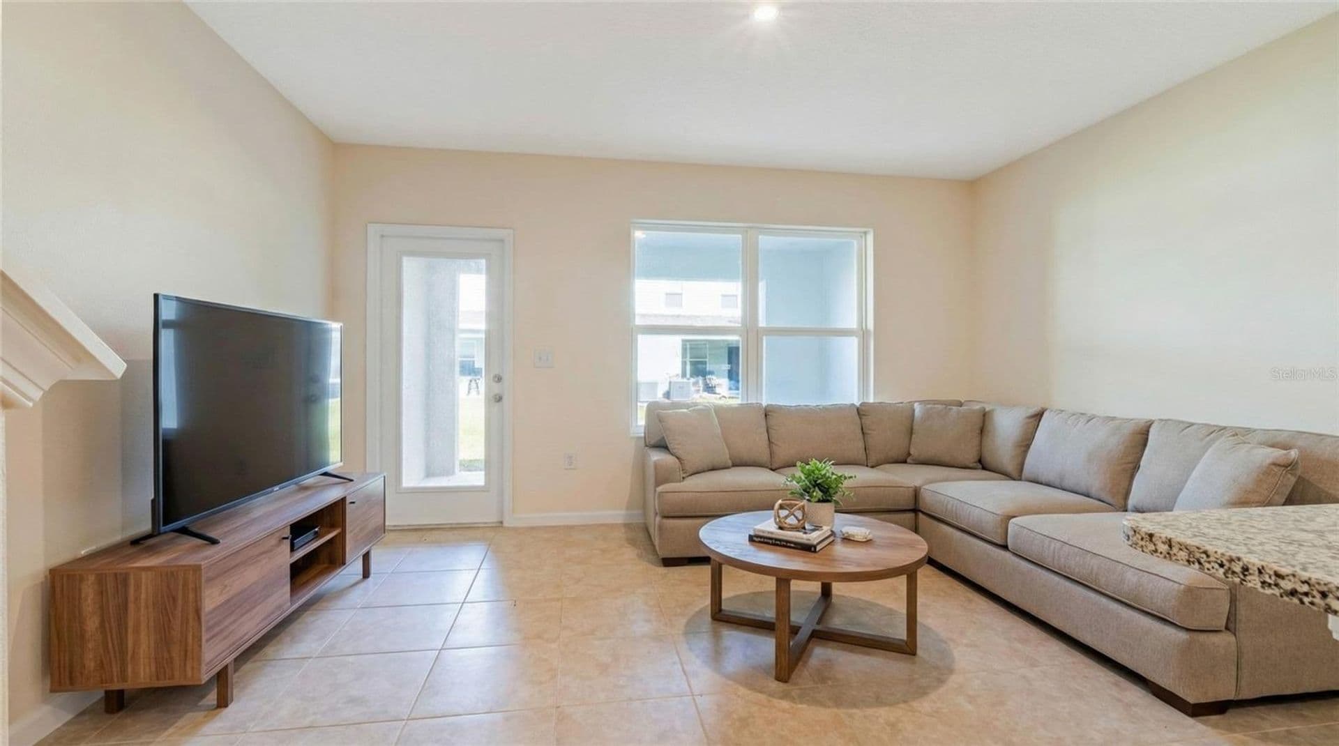 South Daytona House: 2006 Edison Pointe Blvd