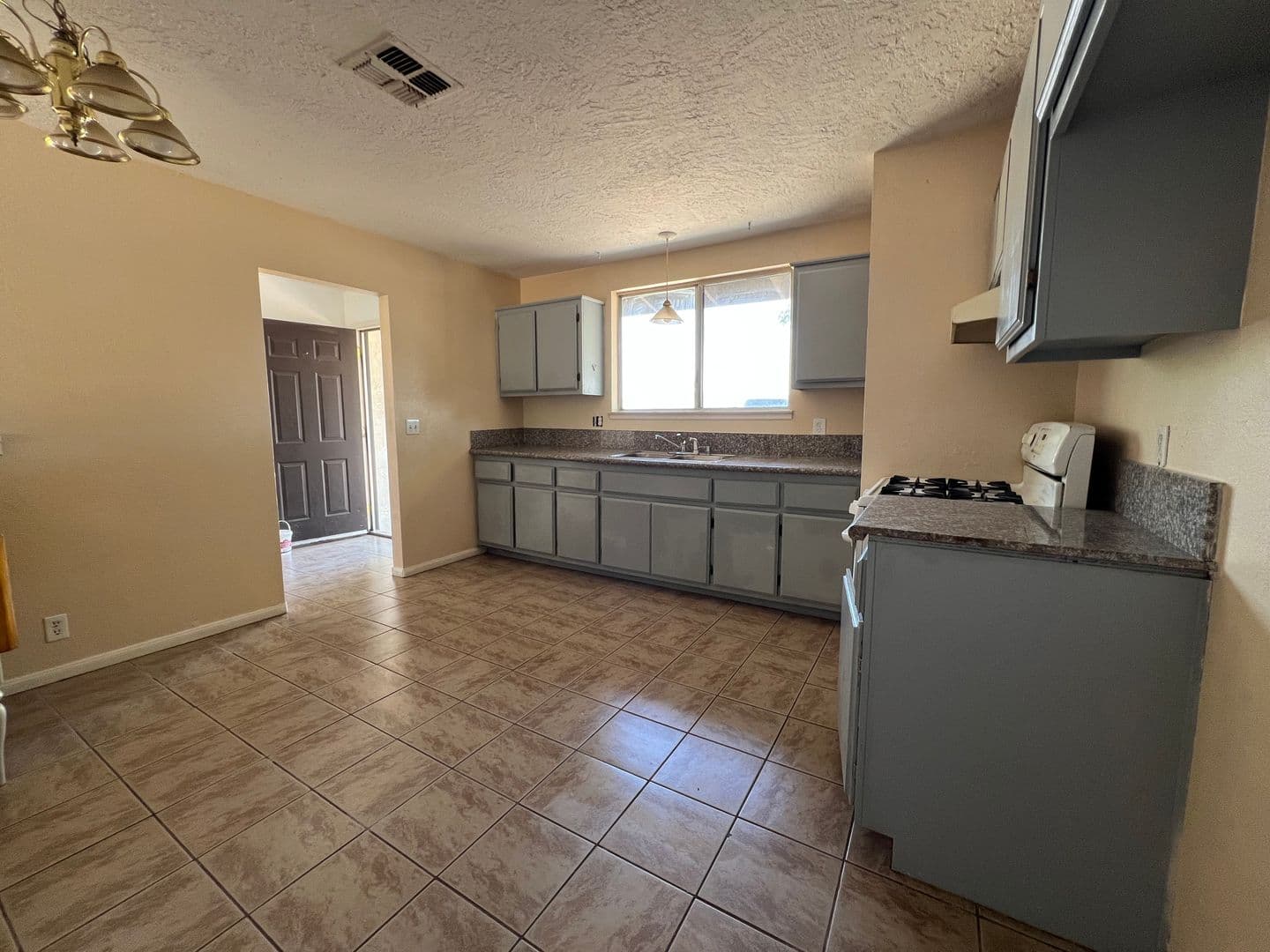 Apple Valley House: 22347 Tehama Road