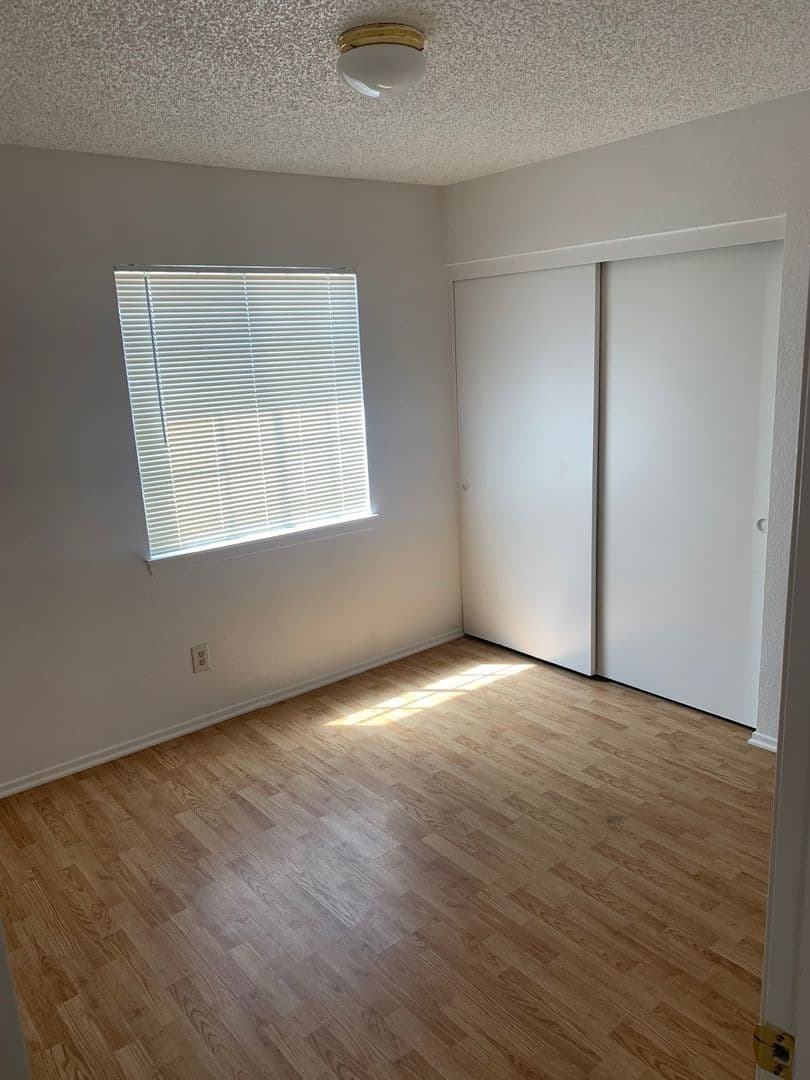 Apple Valley House: 22266 Hurons Ave