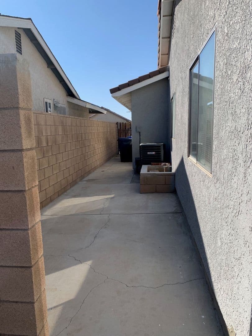 Victorville House: 16185 Tawney Ridge Ln