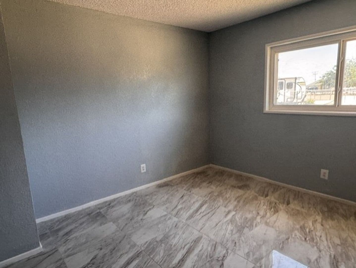 Apple Valley House: 21008 South Rd.