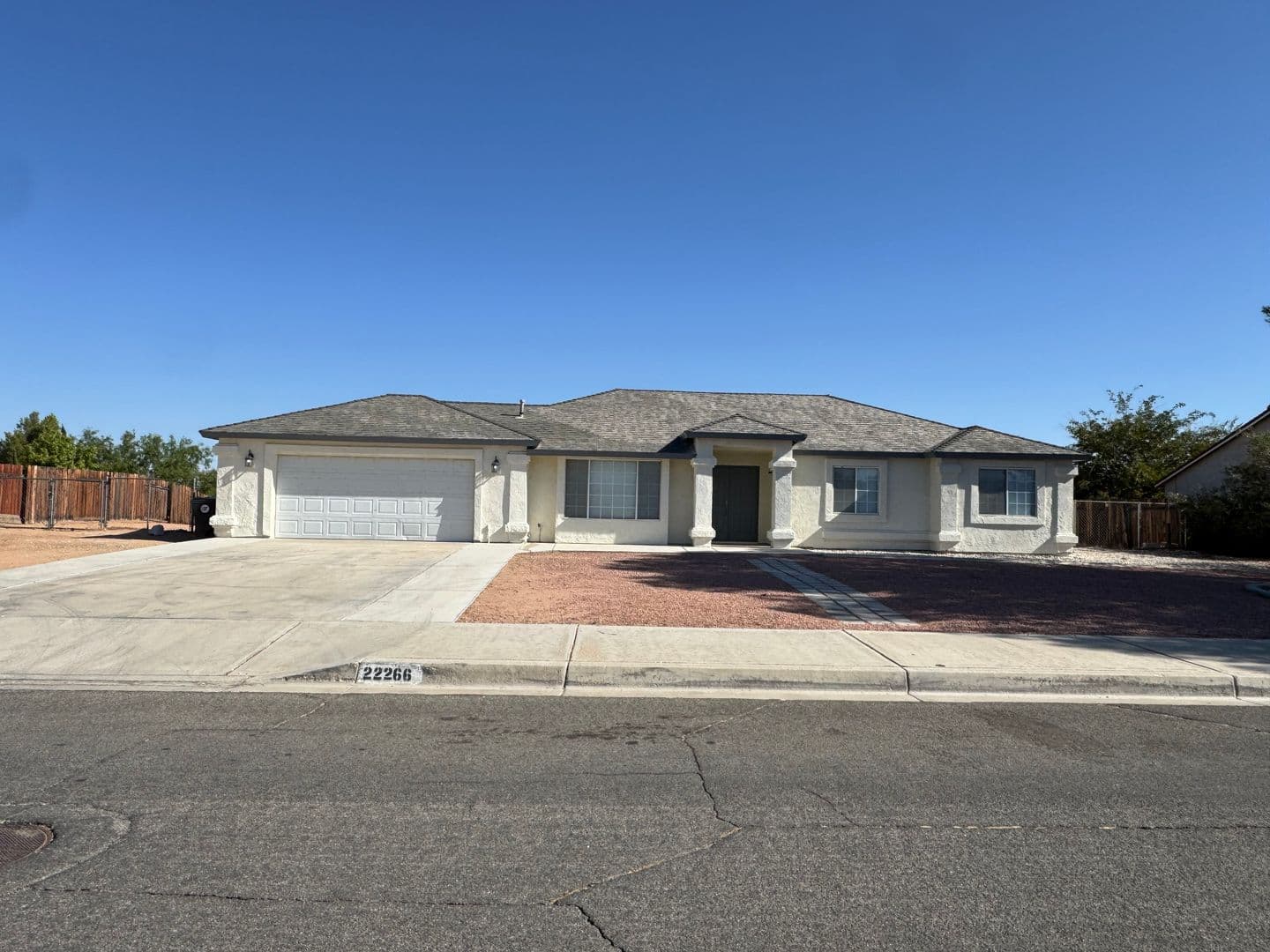 Apple Valley House: 22266 Hurons Ave