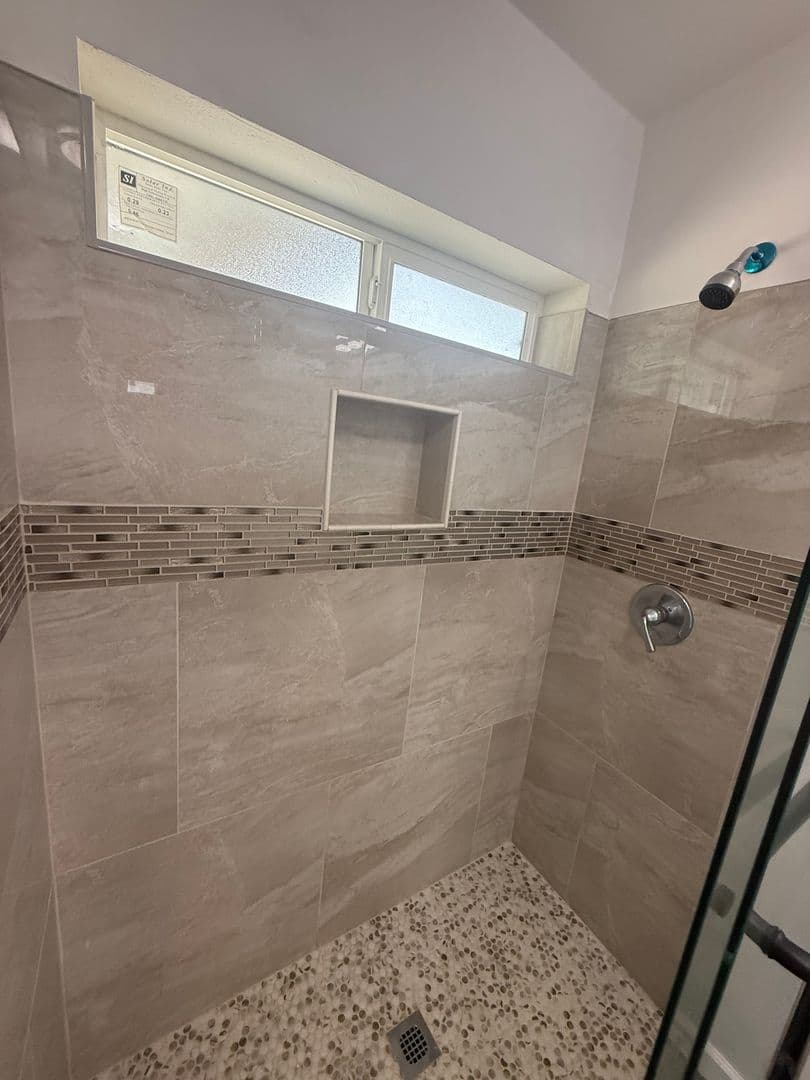 Oak Hills House: 12977 Cactus St