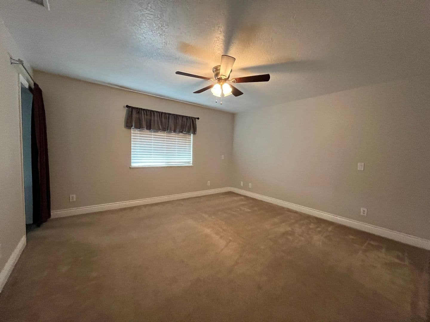 Hesperia House: 19105 Centennial St