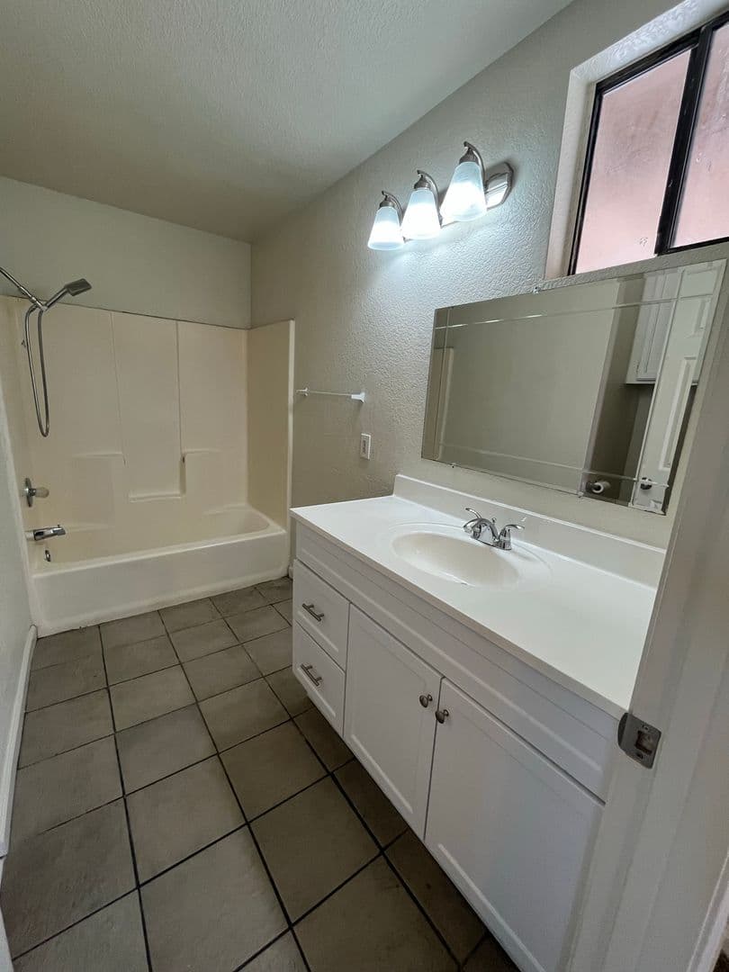 Hesperia House: 16865 Manzanita Street
