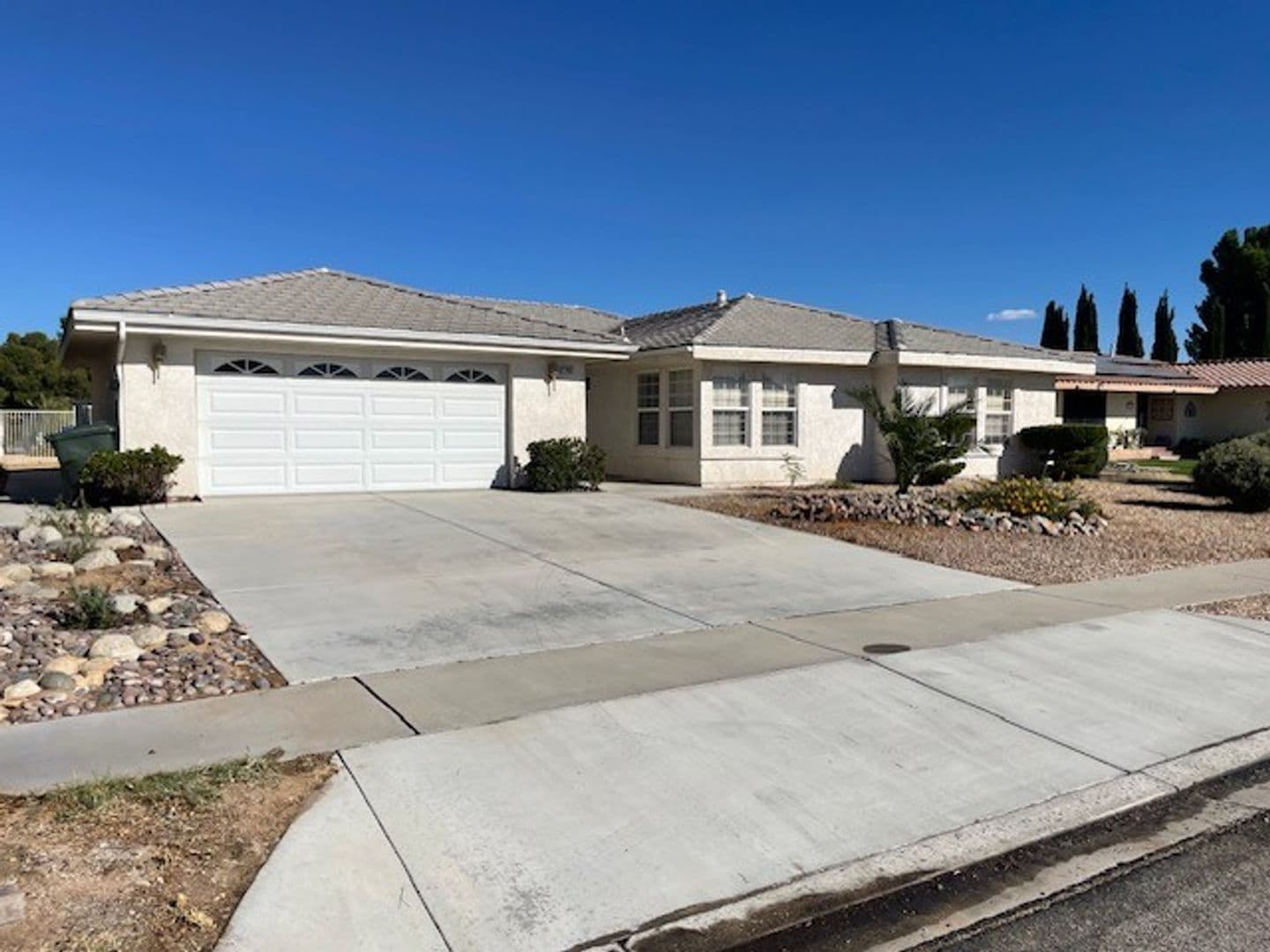 Helendale House: 27401 Lakeview Dr