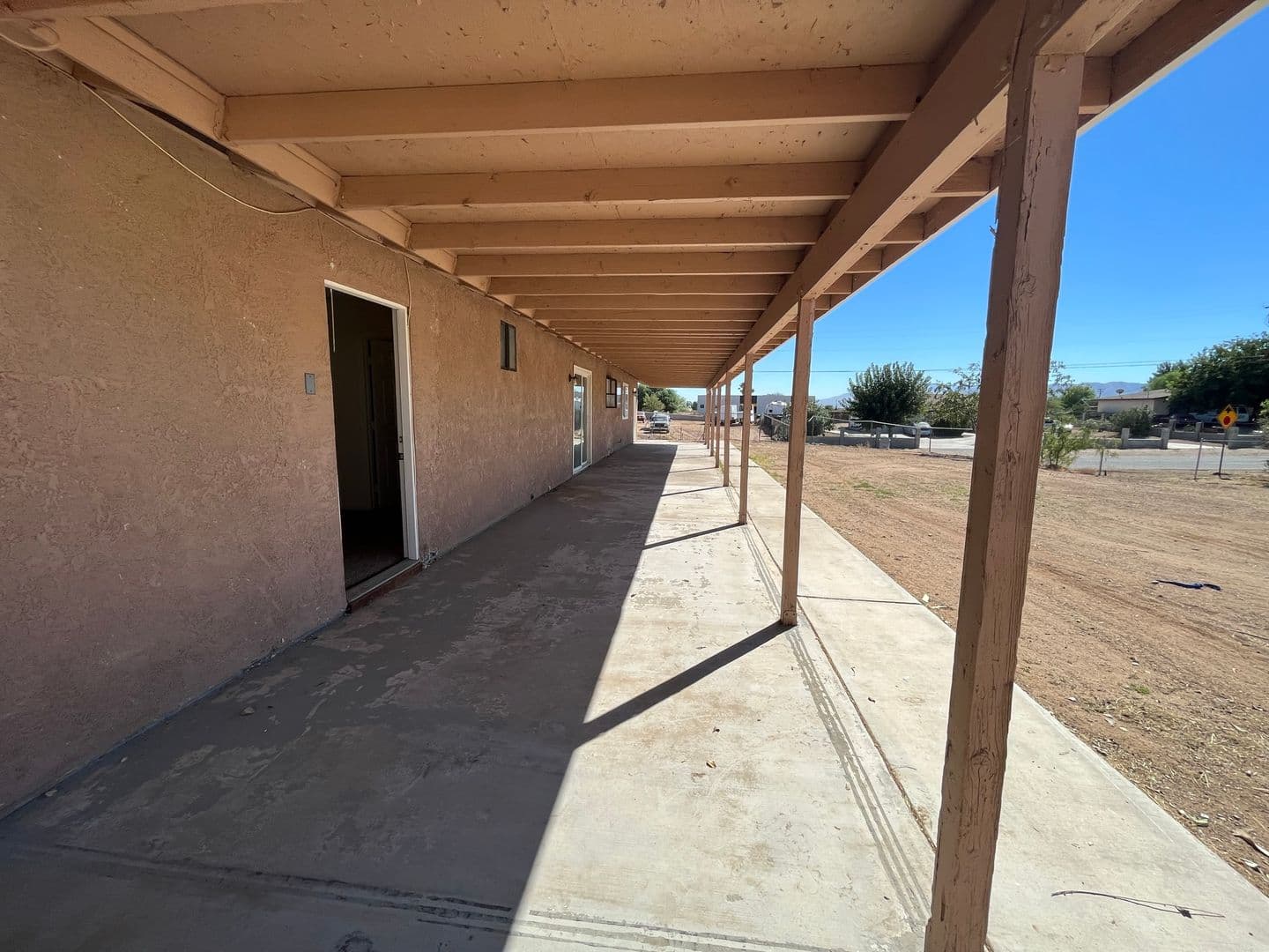 Hesperia House: 16865 Manzanita Street