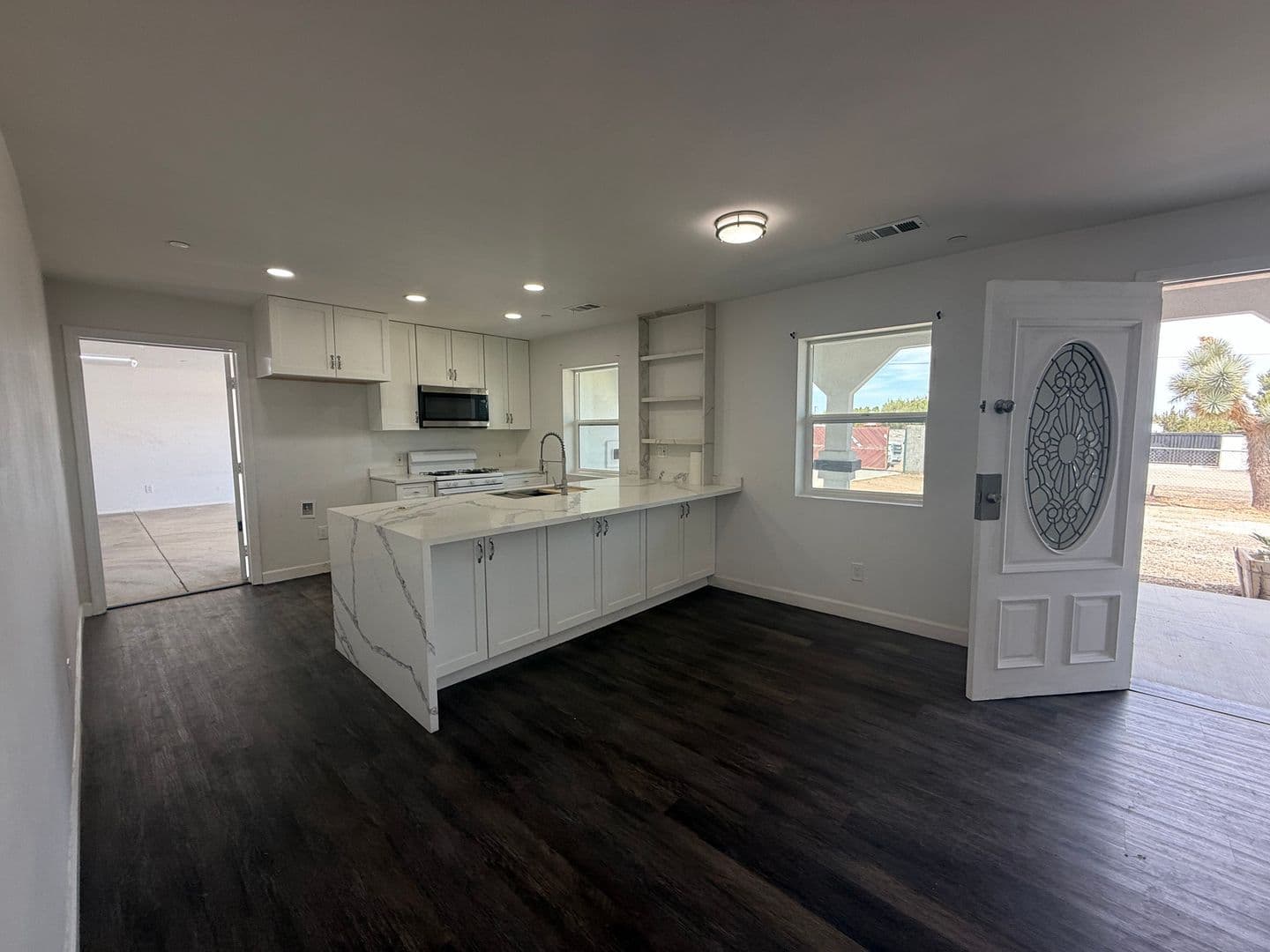 Oak Hills House: 12977 Cactus St