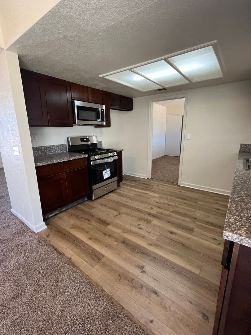 Hesperia House: 16865 Manzanita Street