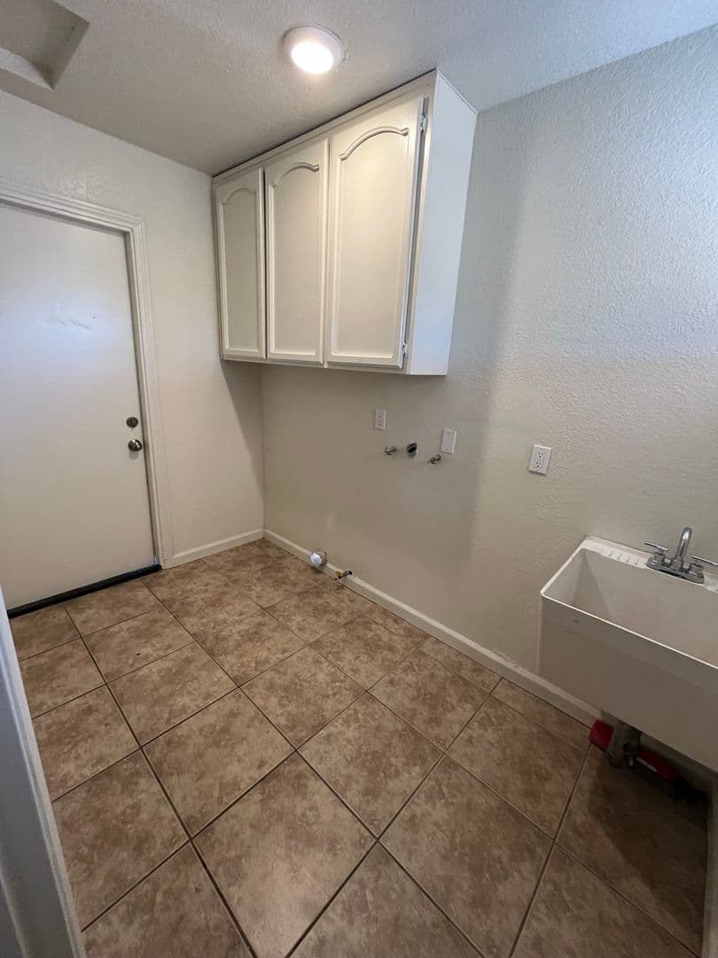 Hesperia House: 16865 Manzanita Street