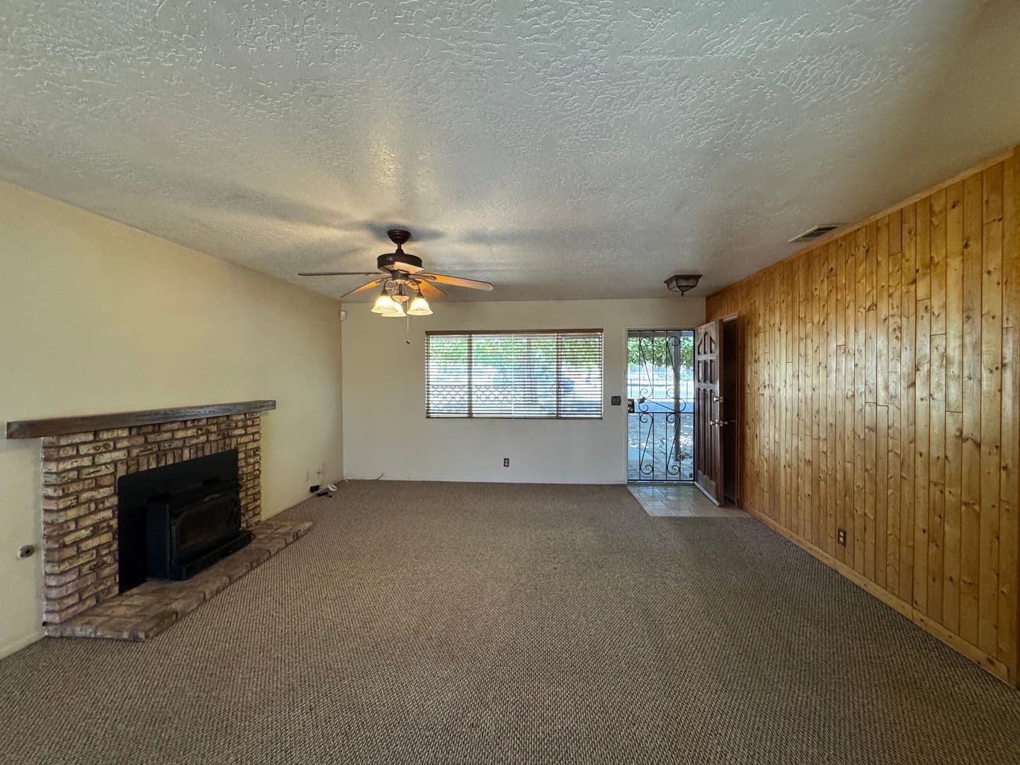 Hesperia House: 19172 Goleta Street