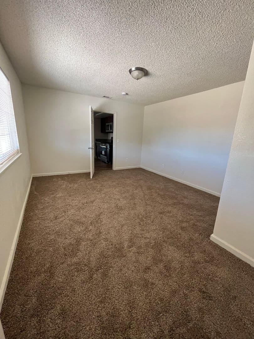 Hesperia House: 16865 Manzanita Street