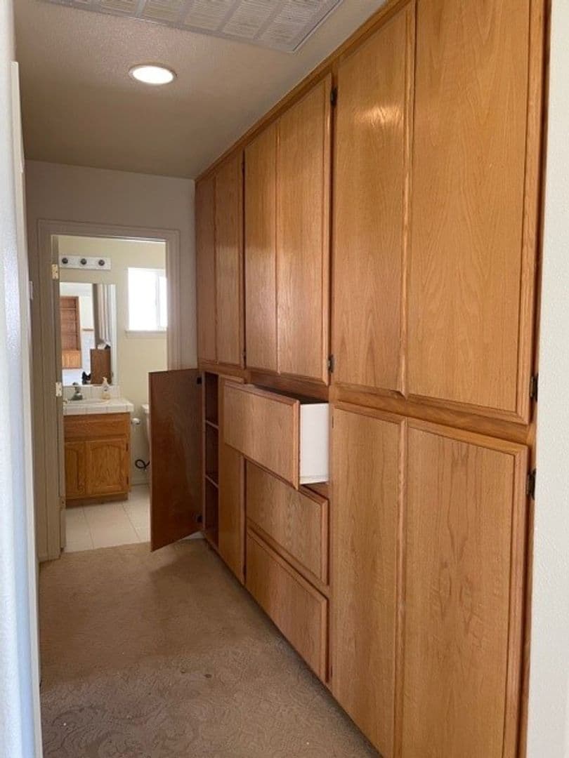 Helendale House: 27401 Lakeview Dr