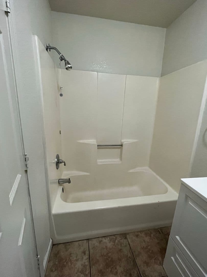 Hesperia House: 16865 Manzanita Street
