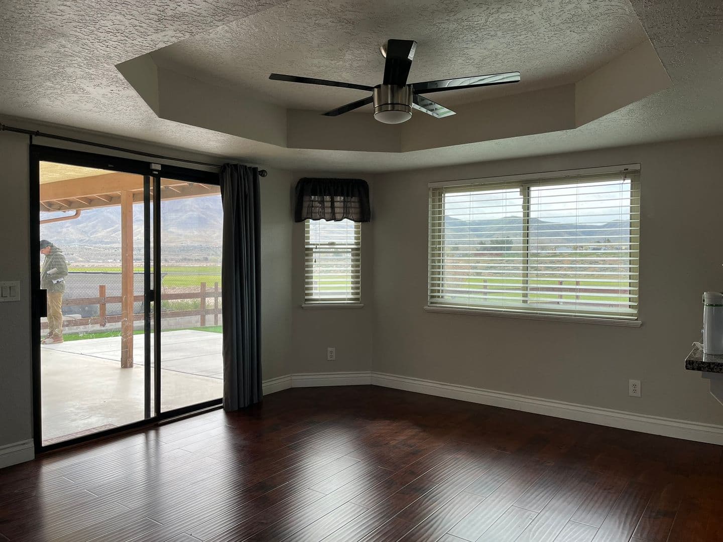 Hesperia House: 19105 Centennial St