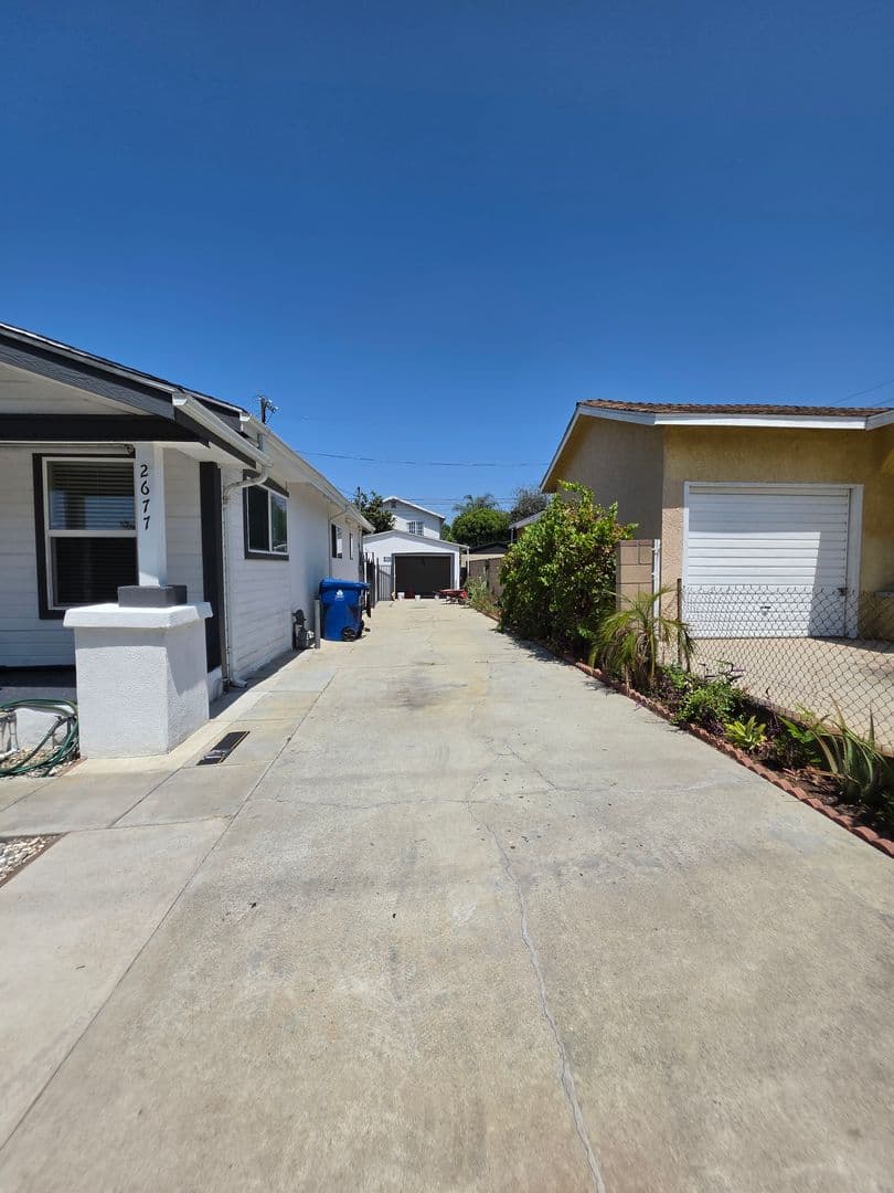 Los Angeles House: 2677 Carleton Ave