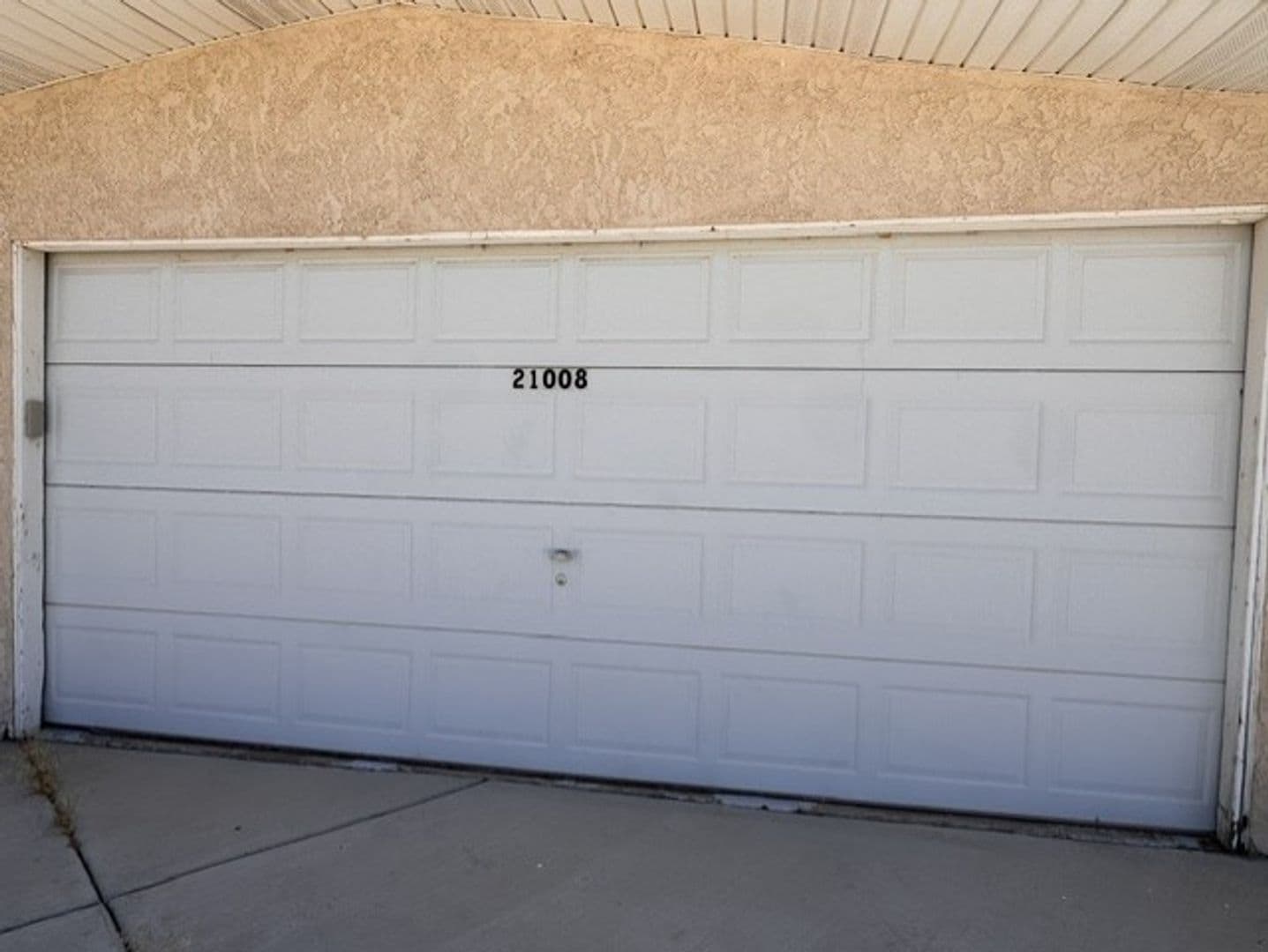 Apple Valley House: 21008 South Rd.