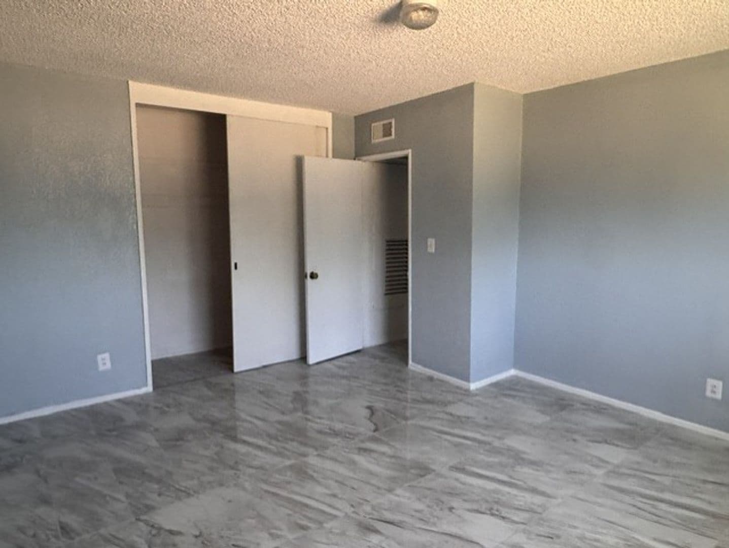 Apple Valley House: 21008 South Rd.