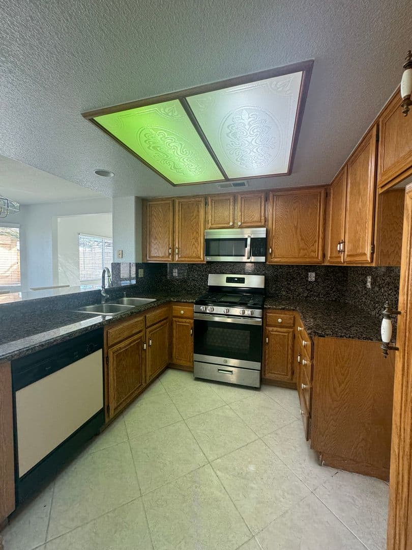 Victorville House: 12715 Sundown Rd.