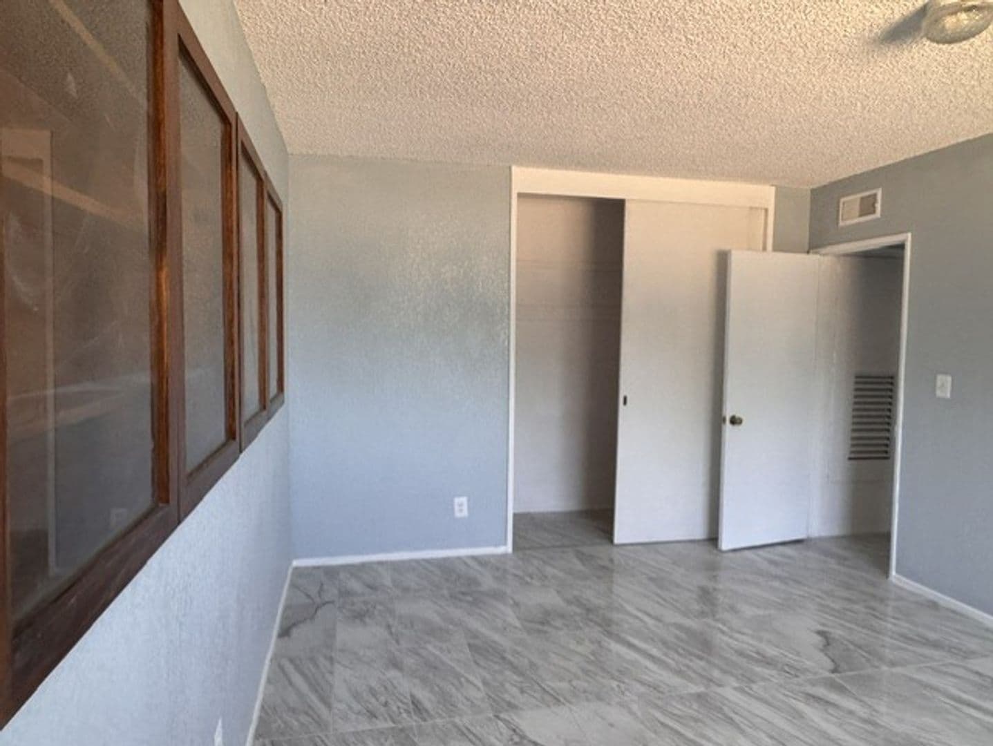 Apple Valley House: 21008 South Rd.