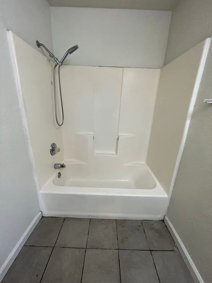 Hesperia House: 16865 Manzanita Street