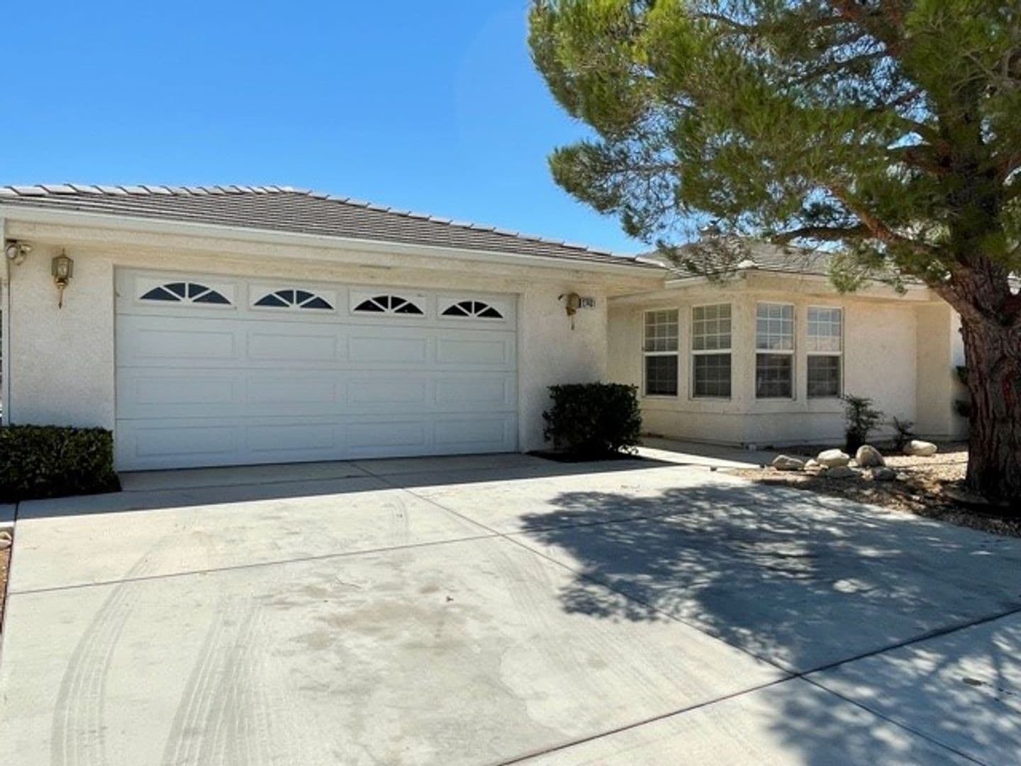 Helendale House: 27401 Lakeview Dr