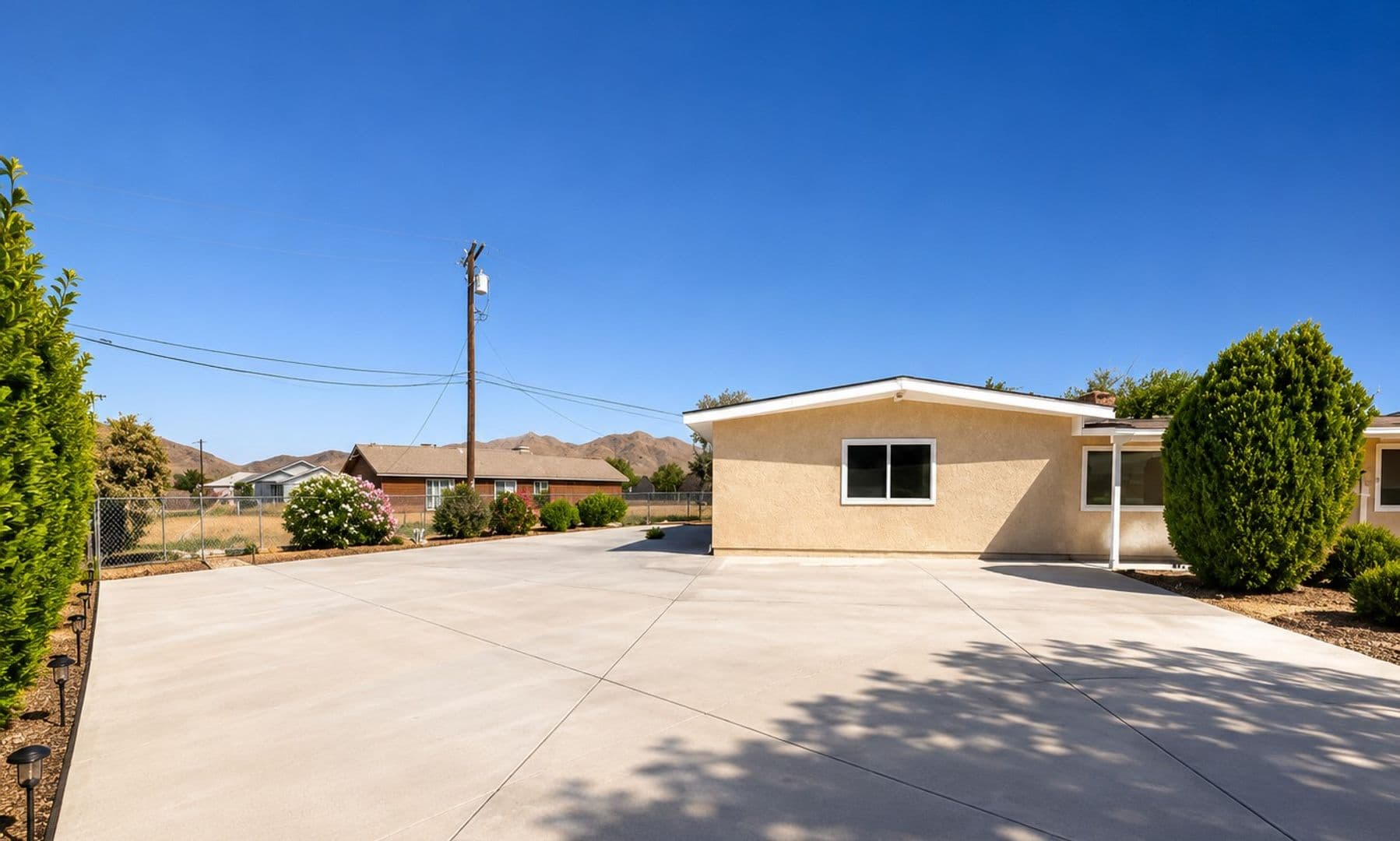 Apple Valley House: 21008 South Rd.
