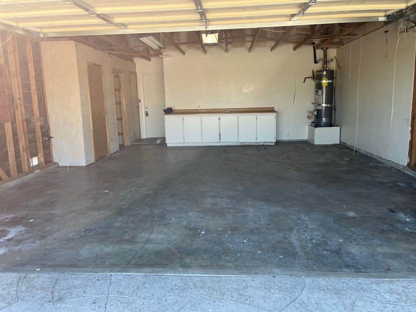 Hesperia House: 16865 Manzanita Street