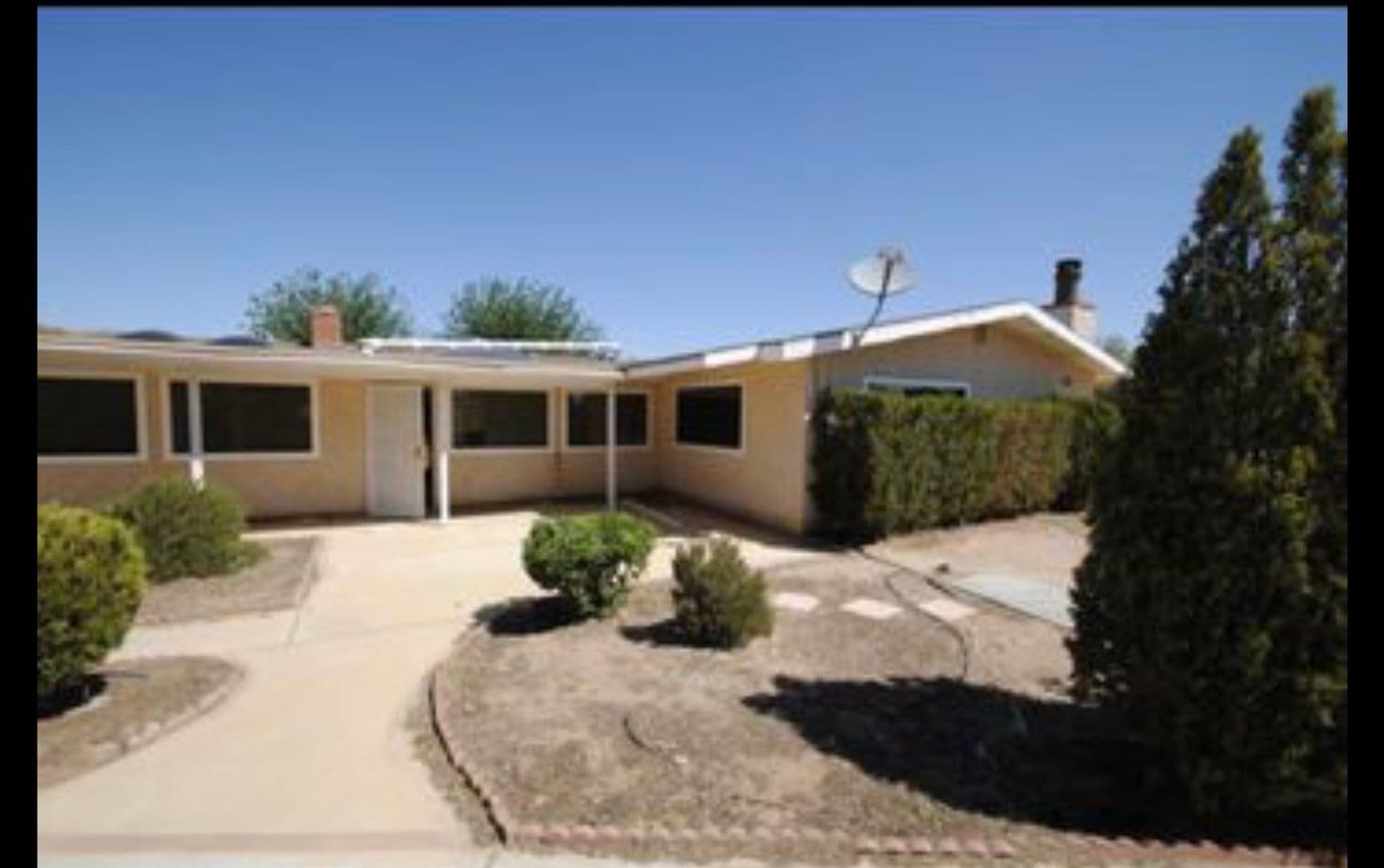 Apple Valley House: 21008 South Rd.