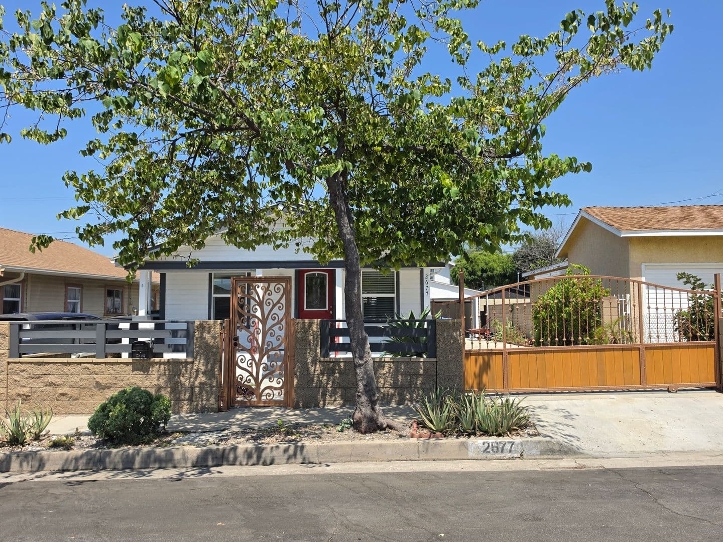 Los Angeles House: 2677 Carleton Ave