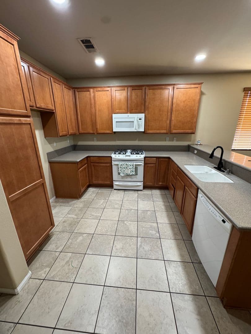 Victorville House: 16636 Desert Lily Street