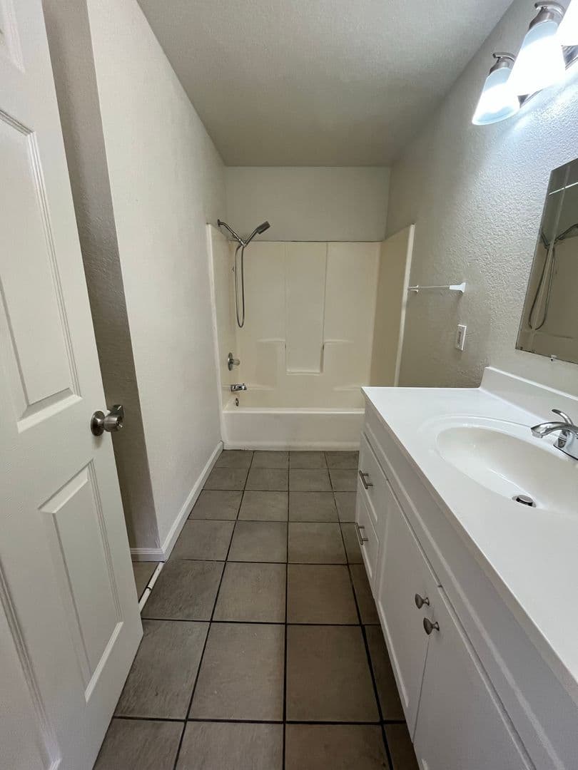 Hesperia House: 16865 Manzanita Street