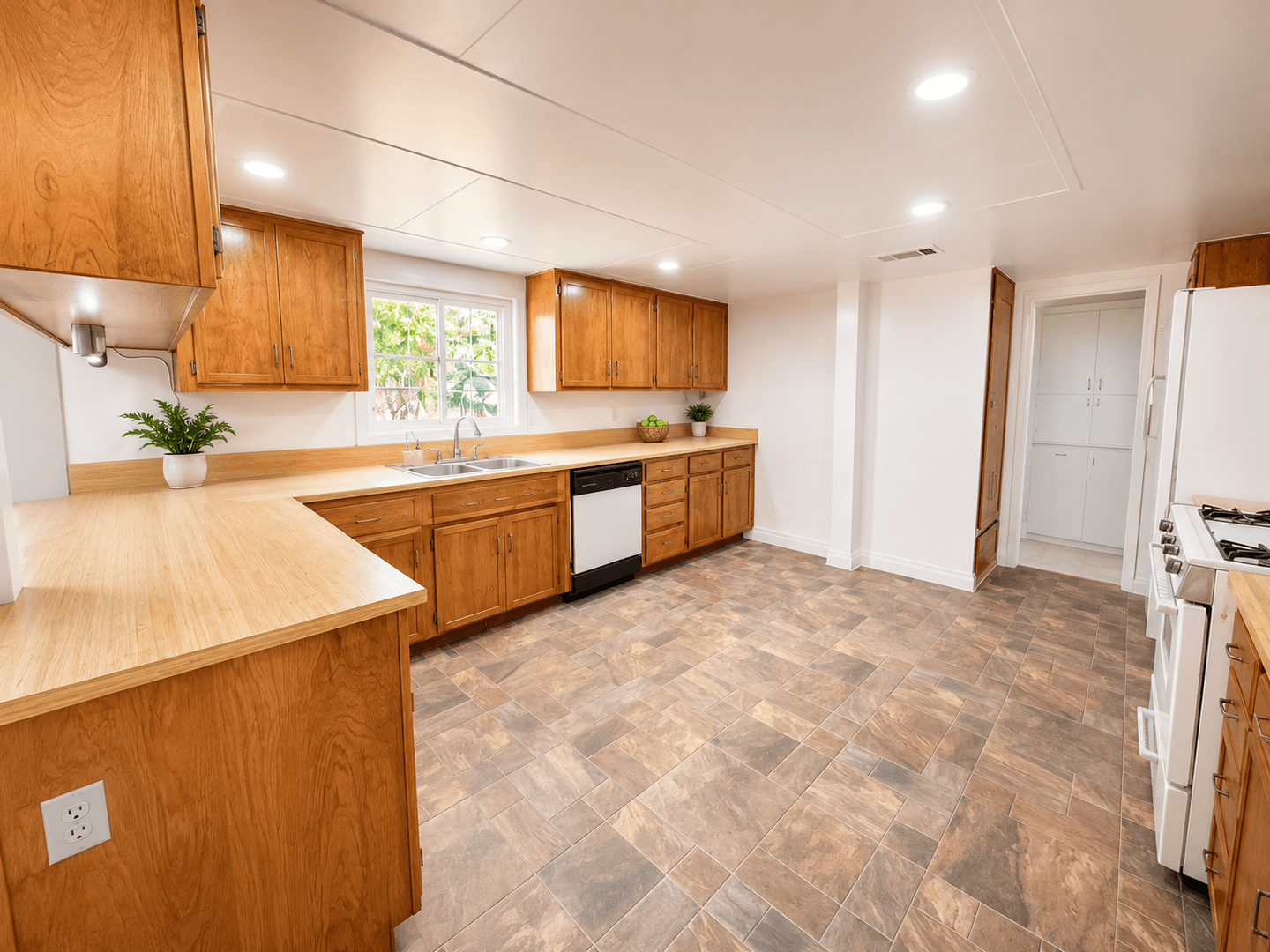 Apple Valley House: 21008 South Rd.
