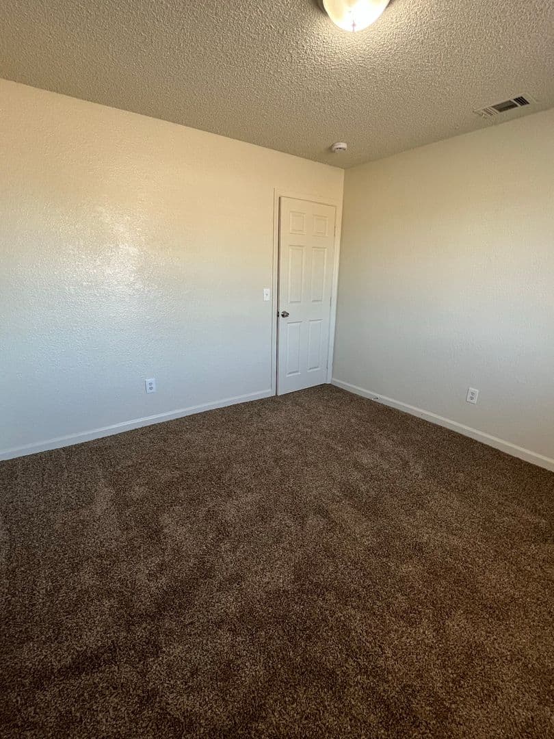 Hesperia House: 16865 Manzanita Street