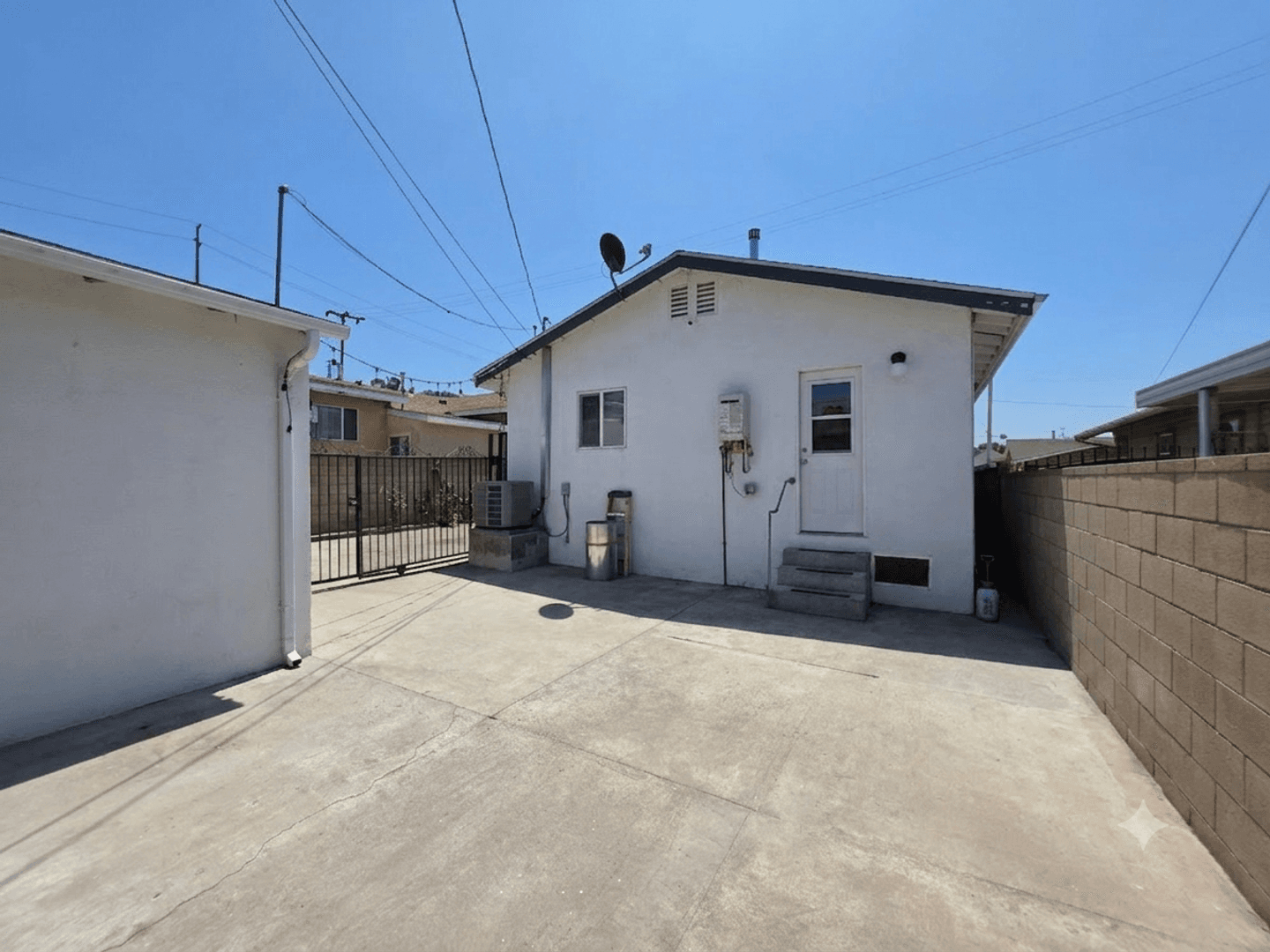 Los Angeles House: 2677 Carleton Ave