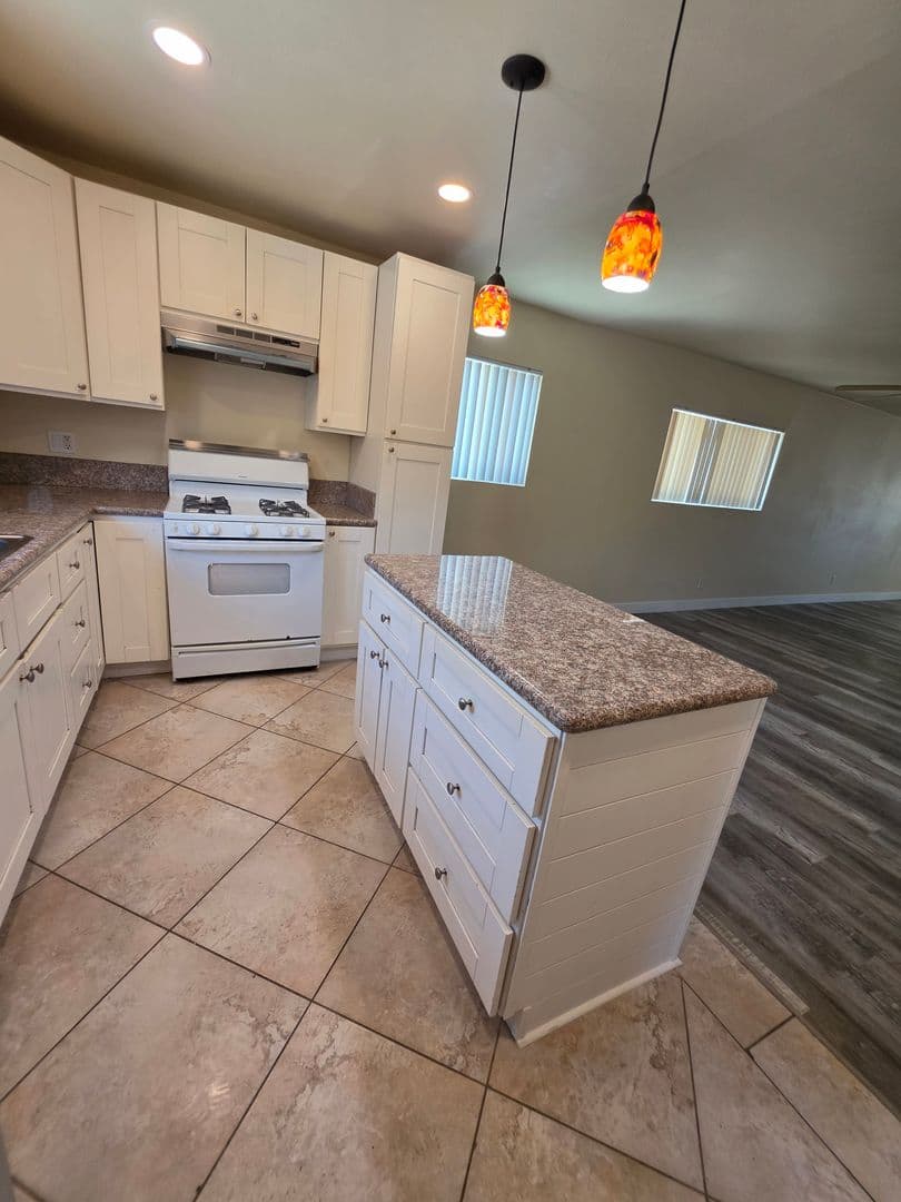 Los Angeles House: 2677 Carleton Ave