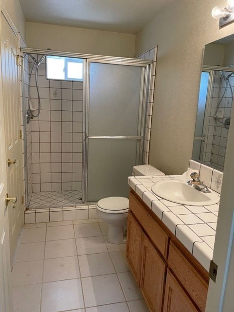 Helendale House: 27401 Lakeview Dr
