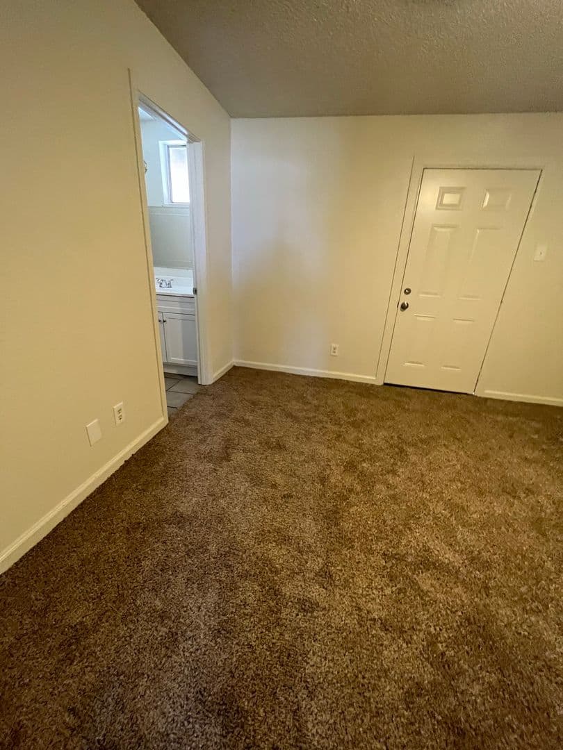 Hesperia House: 16865 Manzanita Street