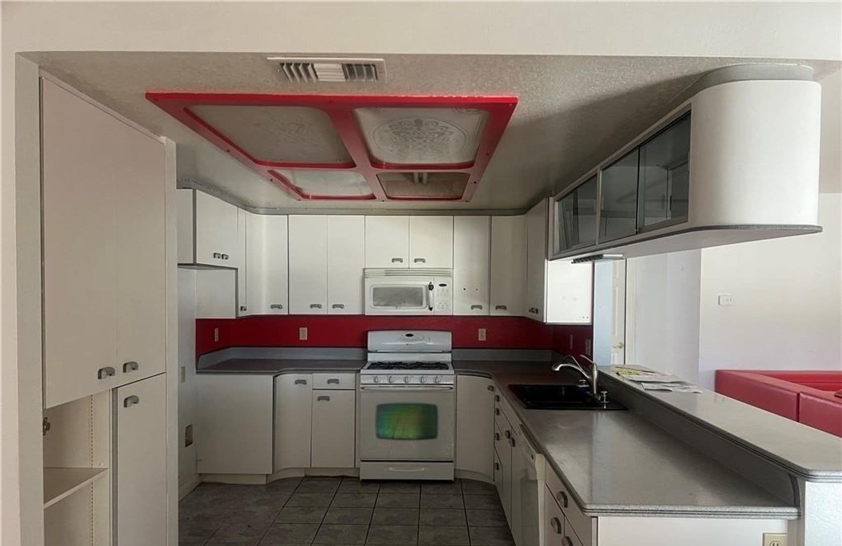 Helendale House: 14627 Greenbriar Dr