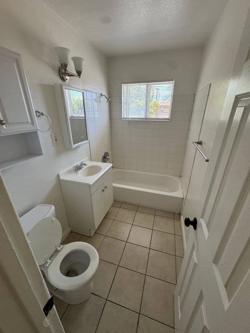 Covina Apartment: 501 E. Hurst St