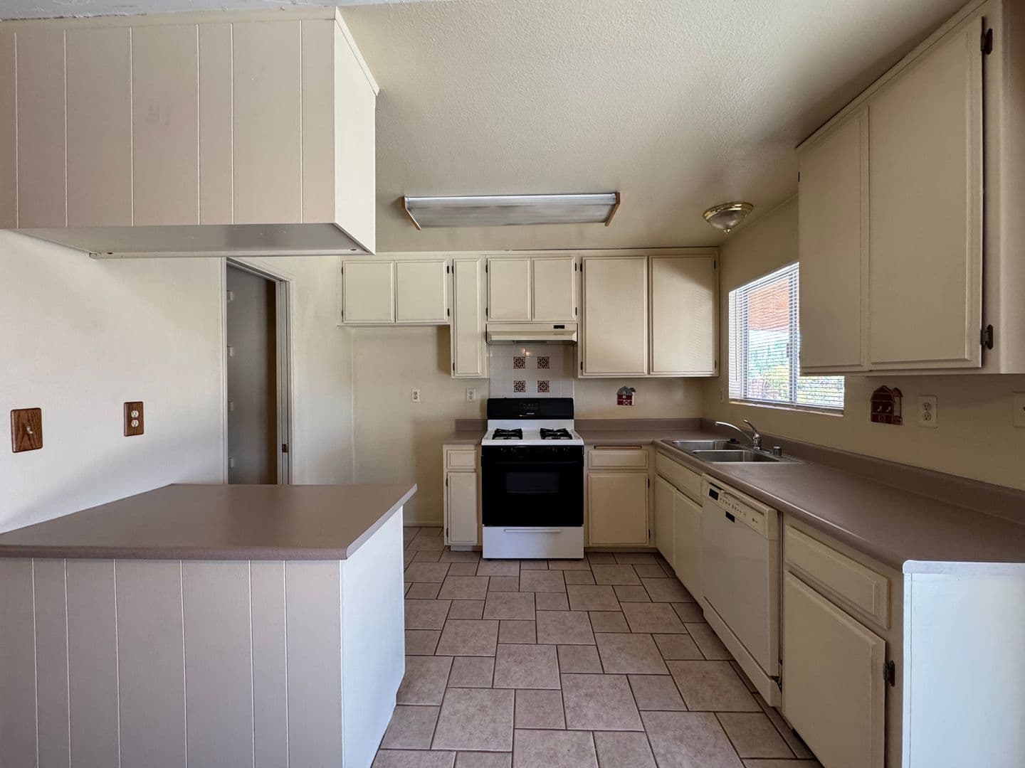 Hesperia House: 19172 Goleta Street