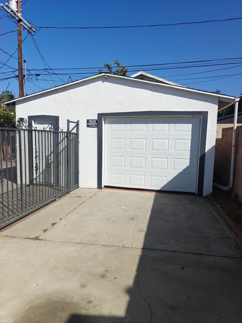 Los Angeles House: 2677 Carleton Ave
