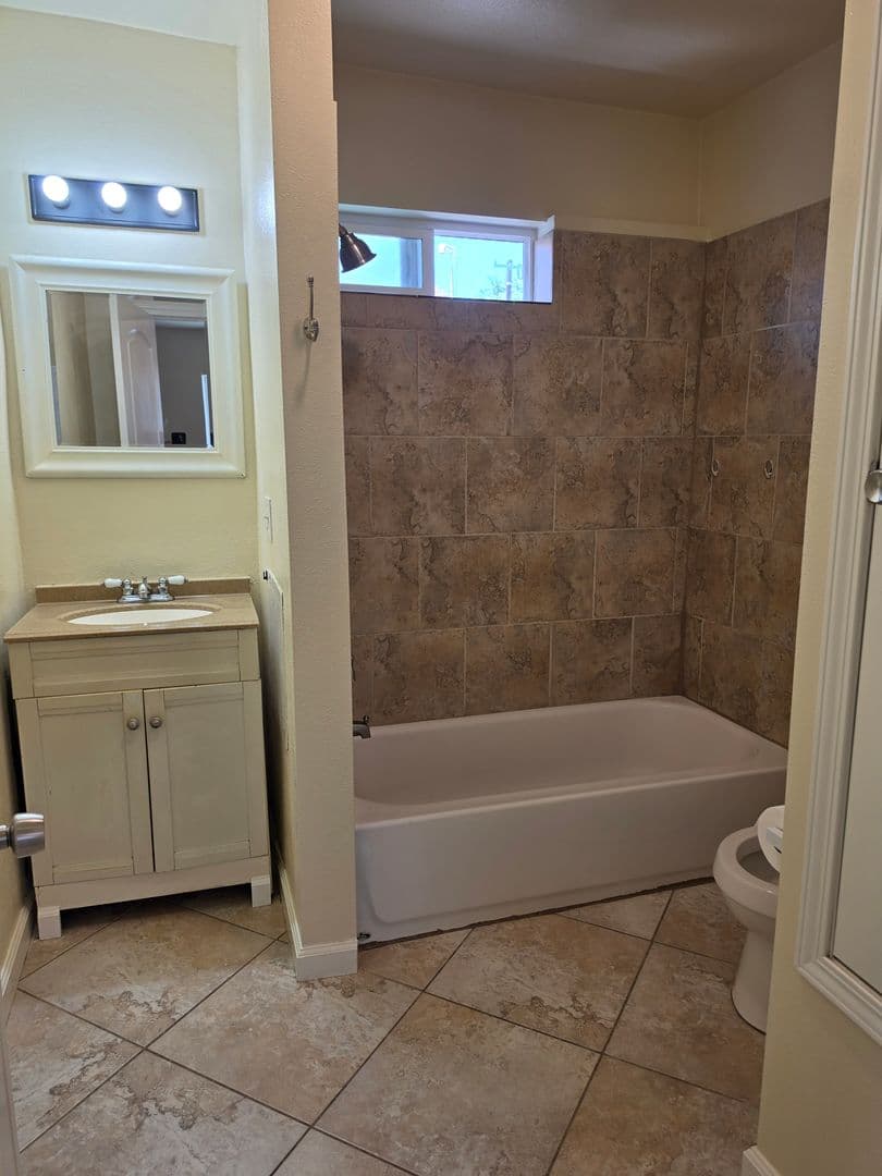 Los Angeles House: 2677 Carleton Ave